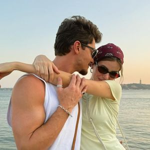 Casal mostra que emoção e amor superam qualquer produção grandiosa em chá revelação