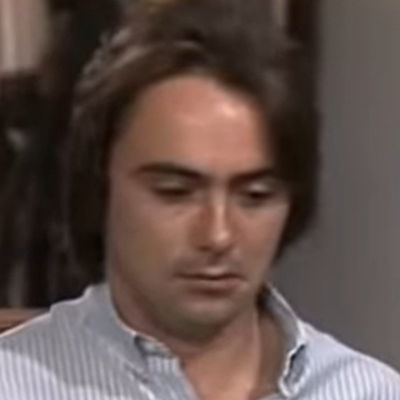 Sérgio (Paulo Guarnieri), filho de Saldanha, surge na história e se torna uma pessoa problemática por não aceitar a relação extraconjugal do pai