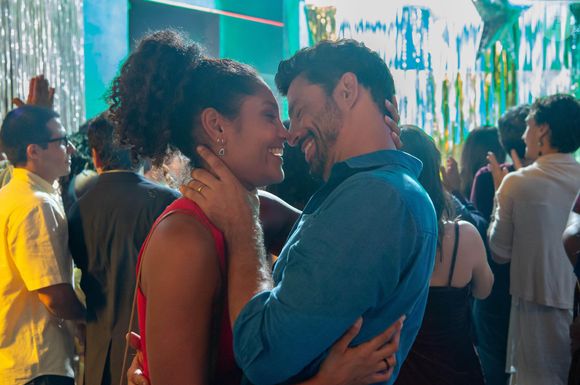 Bárbara Reis negou qualquer problema de relação com Cauã Reymond, seu par em 'Terra e Paixão': 'Amigo que eu tenho no trabalho e na vida'