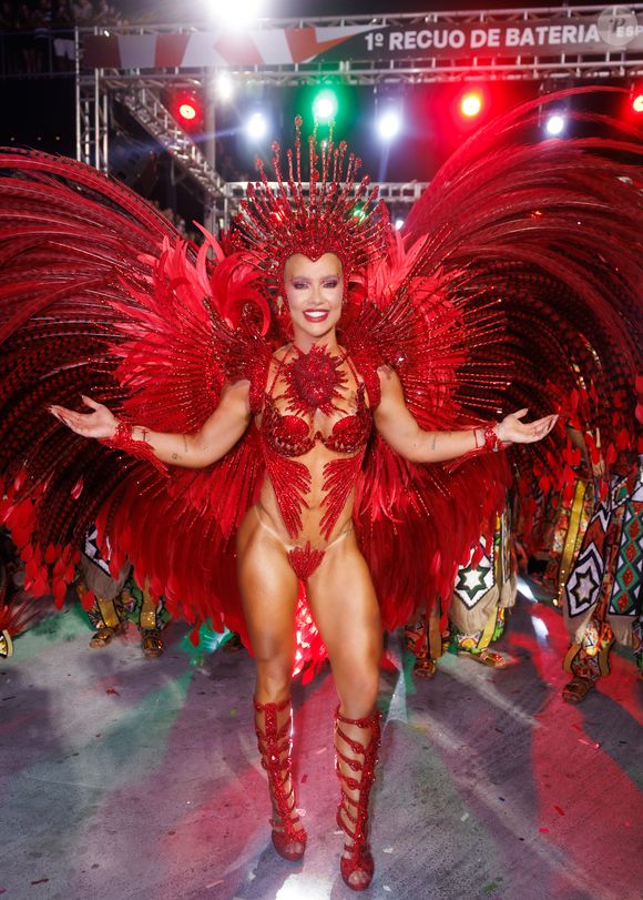 Virgínia Fonseca foi confirmada como Rainha de Bateria da Grande Rio para o Carnaval 2027 após uma estreia marcada por críticas, vaias e polêmicas na Sapucaí. A decisão da escola dividiu opiniões e gerou uma nova onda de comentários nas redes sociais