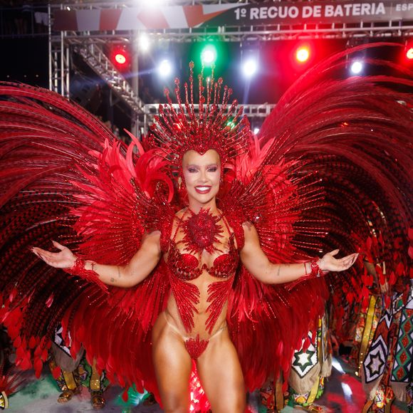 Virgínia Fonseca foi confirmada como Rainha de Bateria da Grande Rio para o Carnaval 2027 após uma estreia marcada por críticas, vaias e polêmicas na Sapucaí. A decisão da escola dividiu opiniões e gerou uma nova onda de comentários nas redes sociais