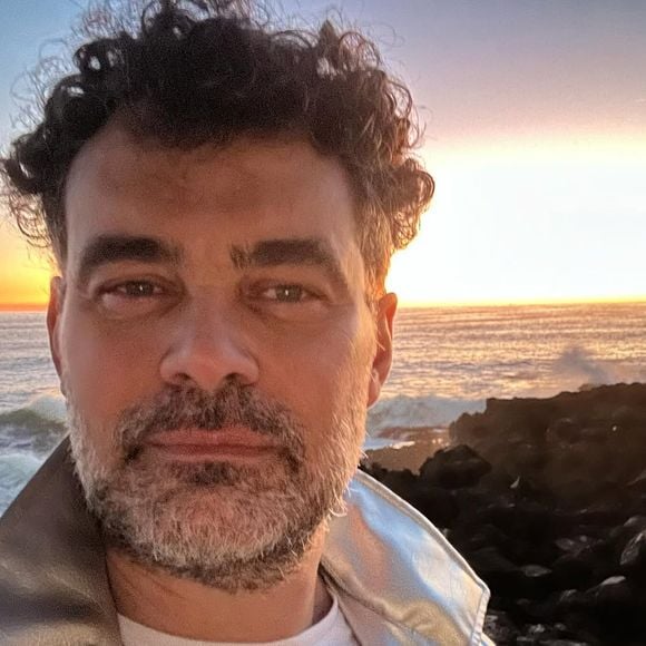 Sem compromisso com a TV e se dedicando ao teatro, Carmo Dalla Vecchia deixou seu cabelo natural crescer