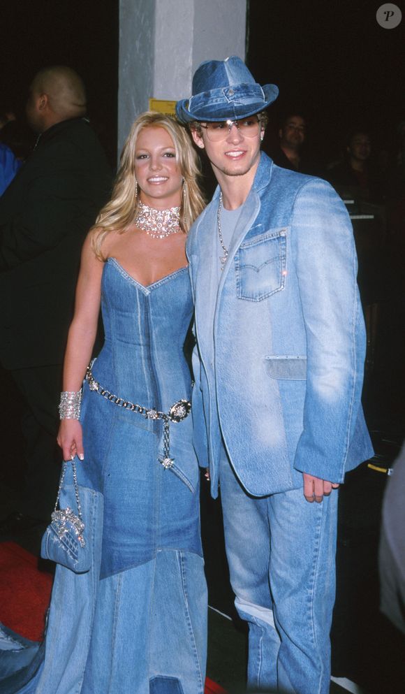 Outro look histórico foi o traje jeans dos American Music Awards de 2001 - também ideia dela. O visual combinadinho roubou a cena e se tornou referência pop replicada até hoje por casais de famosos e anônimos. O relacionamento pode não ter durado, mas o look ficou para a história