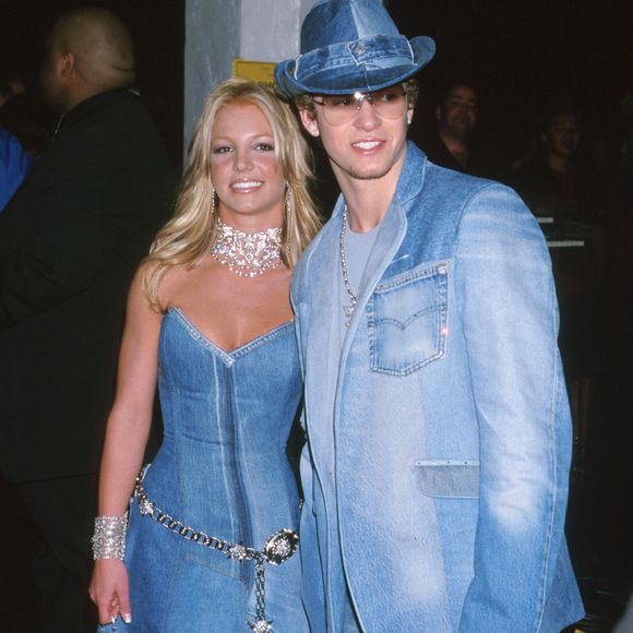 Outro look histórico foi o traje jeans dos American Music Awards de 2001 - também ideia dela. O visual combinadinho roubou a cena e se tornou referência pop replicada até hoje por casais de famosos e anônimos. O relacionamento pode não ter durado, mas o look ficou para a história
