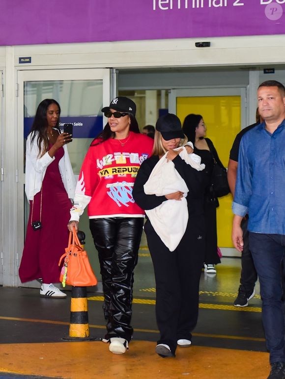 Brunna Gonçalves e Ludmilla preservaram a filha ao retornarem dos EUA, onde a garotinha nasceu