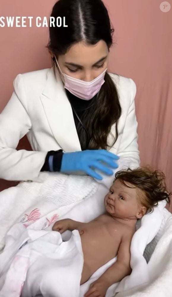 Com mais de 3,6 milhões de views, simulação de nascimento de bebê reborn choca e encanta internautas.