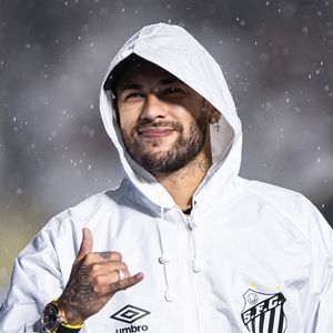 Técnico do Santos confirma retorno de Neymar contra o Fluminense, mas Neto alerta: “Ele vai te derrubar.”