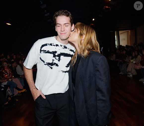 Pietro Antonelli, filho de Giovanna e Murilo Benício, ganha beijo apaixonado da namorada Clarissa Müller