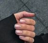 Cores suaves que destacam as unhas minimalistas