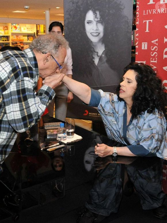 Internado na Barra da Tijuca, Macalé acordou de cirurgia cantando 'Meu Nome é Gal', relembra equipe