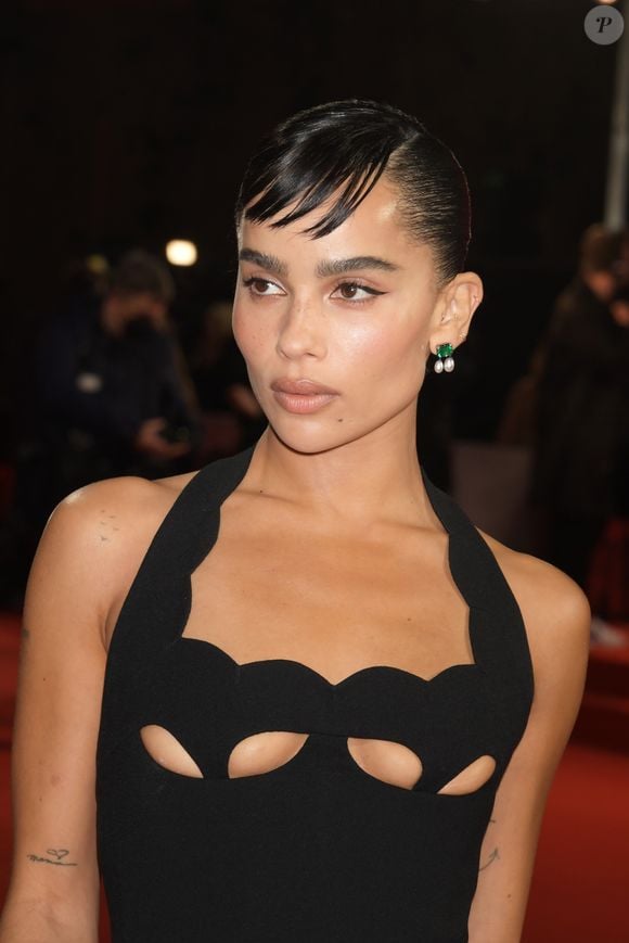 Zoë Kravitz é uma das famosas que apostam nas flat brows, tendência que deixa de lado sobrancelhas super marcadas para investir em um acabamento mais leve e sofisticado