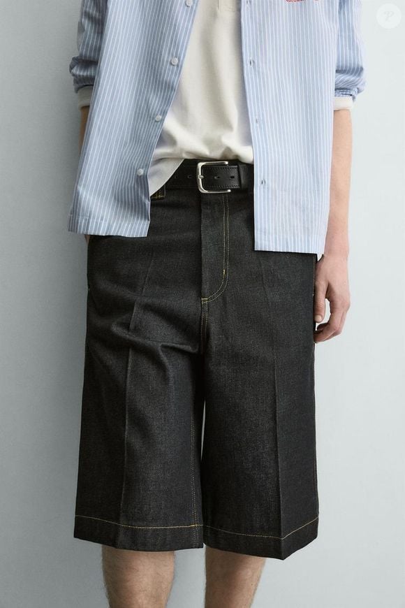 A bermuda jeans da Zara é uma das peças que ajudam a criar uma produção casual e sofisticada ao mesmo tempo, especialmente quando combinada com o Adidas Tokyo Jeans