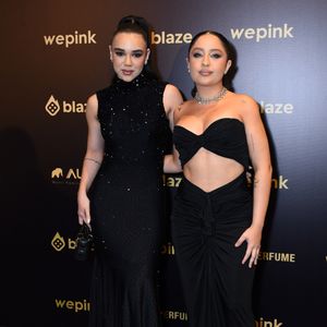 A cantora Mari Fernandez e a namorada, Julia Ribeiro, combinaram preto no look
