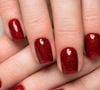 Unhas combinando com manicure vermelha e pedicure nude funcionam em qualquer ocasião e deixam o look instantaneamente mais refinado