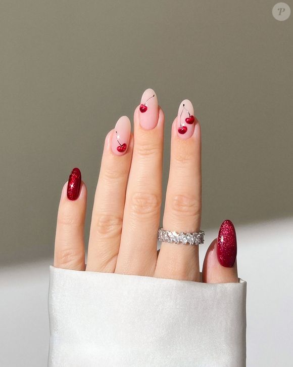 Manicure vermelha clássica se mantém entre as mais procuradas do Natal