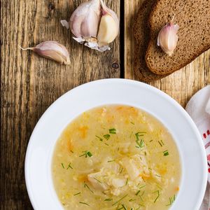 Para enriquecer a sopa com receita de Gisele, é possível adicionar abóbora, frango ou diferentes vegetais