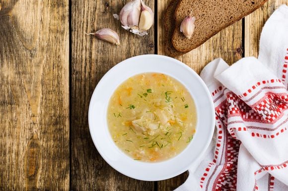 Para enriquecer a sopa com receita de Gisele, é possível adicionar abóbora, frango ou diferentes vegetais