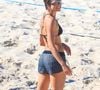 No dia em que acaba 'Mania de Você', Agatha Moreira se exercitou e esbanjou beleza na praia