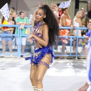 Gabz, de 'Mania de Você', apostou em um look azul com pérolas