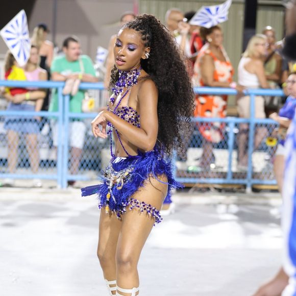 Gabz, de 'Mania de Você', apostou em um look azul com pérolas