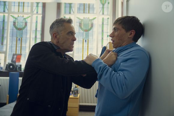 Em 'Custe o que Custar', Simon é um homem com a vida estabilizada que vê tudo sair do controle quando sua filha desaparece