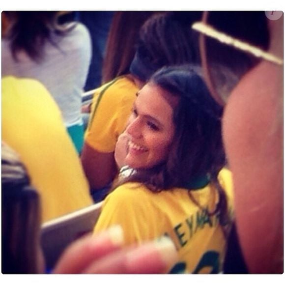 Nossa it girl brasileira já viveu o universo das WAGs, sigla em inglês para "Wives and Girlfriends" (esposas e namoradas), termo usado para se referir às companheiras de jogadores de futebol. Em 2012, Bruna Marquezine apareceu com uma camisa da Seleção Brasileira com o número 10, o mesmo eternizado por Neymar, com quem viveu um dos romances mais comentados do mundo dos famosos