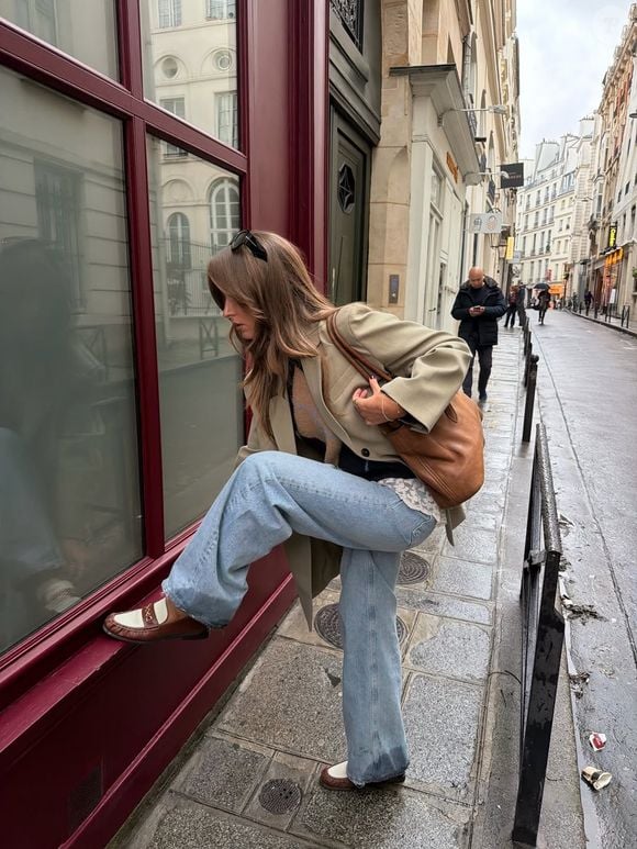 Parecem tênis da Miu Miu, mas são os novos Converse na cor areia que definem o estilo de 2026