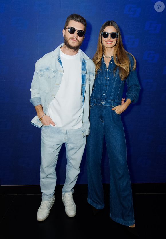 Camila Queiroz optou por um macacão jeans escuro com cintura marcada e detalhes modernos, enquanto Klebber Toledo investiu em jaqueta e calça jeans claras