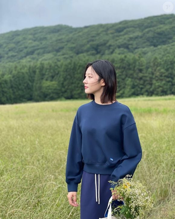 2021: Kim Sae-ron, com o cabelo mais curto, apareceu deslumbrante nesta foto em um campo
