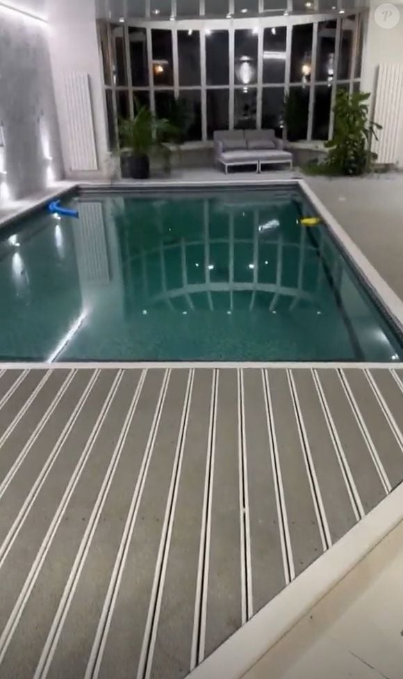 A mansão de Dibu Martínez possui ainda uma piscina aquecida, interna e não muito funda, algo comum em casas com crianças pequenas