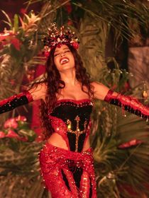 ‘Estou arrepiado!’: Anitta é ovacionada na Grande Rio e recebe coroa de Rainha de Bateria em superprodução marcada pela religiosidade. Veja fotos e vídeos!