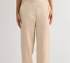 Se existe uma peça capaz de deixar qualquer look mais refinado sem abrir mão do conforto, é a calça bege de linho da Intimissimi. Um verdadeiro curinga para os dias frios