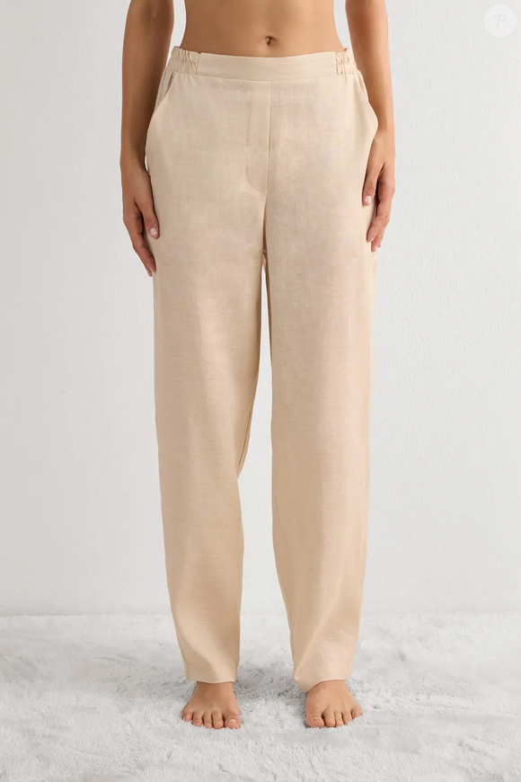 Se existe uma peça capaz de deixar qualquer look mais refinado sem abrir mão do conforto, é a calça bege de linho da Intimissimi. Um verdadeiro curinga para os dias frios