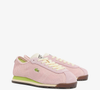 Com design vintage e visual delicado, o Tênis Feminino Lacoste Club Low aposta em uma combinação de rosa claro e verde suave que promete conquistar quem busca um look moderno e sofisticado