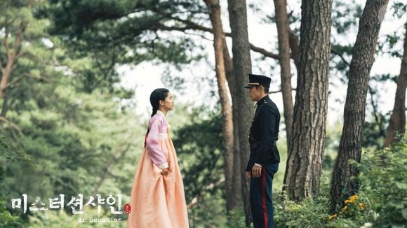 'Mr. Sunhine': um homem que retorna à Coreia como oficial americano se envolve com uma aristocrata que luta pela independência do país em meio a conflitos históricos