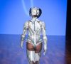 O look, uma fusão de capacete, máscara e peças que simulam partes mecânicas do corpo, deixou o bumbum da atriz à mostra, num contraste provocador entre o tecnológico e o sensual.