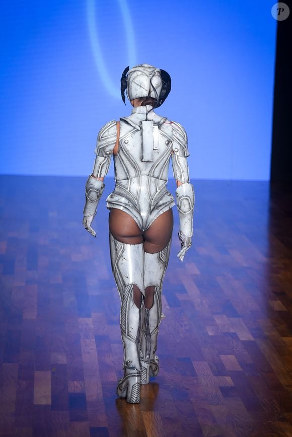 O look, uma fusão de capacete, máscara e peças que simulam partes mecânicas do corpo, deixou o bumbum da atriz à mostra, num contraste provocador entre o tecnológico e o sensual.