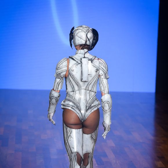 O look, uma fusão de capacete, máscara e peças que simulam partes mecânicas do corpo, deixou o bumbum da atriz à mostra, num contraste provocador entre o tecnológico e o sensual.