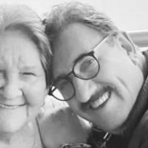 Ratinho lamenta morte da mãe com homenagem emocionante: 'Uma parte de mim se vai com ela'