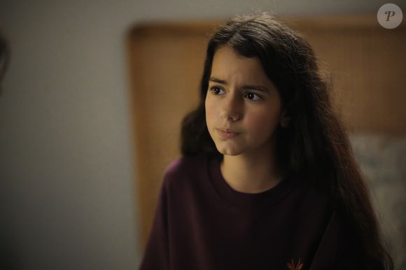 Tilsim faz perguntas ao pai, Reha, sobre a atitude da mãe, Karsu, no capítulo da novela 'Coração de Mãe', de 12 de março de 2026, quinta-feira