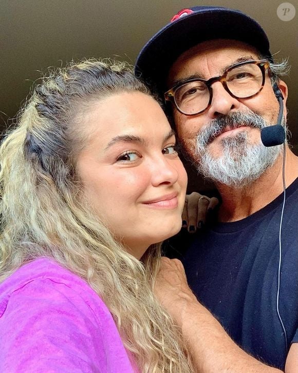 Lua Blanco ao lado do pai, Billy Blanco Jr., que emocionou os fãs ao revelar detalhes dos últimos meses de vida da atriz, que morreu aos 39 anos após enfrentar um câncer intestinal com metástase