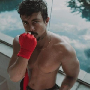 Mansão de Xamã tem espaço para trenos, como o boxe