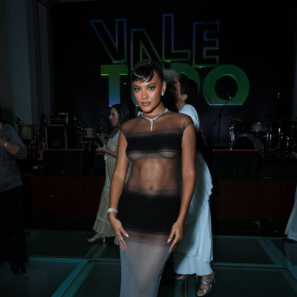 A atriz apostou em um vestido de tule com transparência da grife Grace Ling, avaliado em R$ 12 mil.