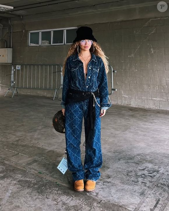 “Começo o trabalho fora do cabelo dela, preparando as mechas para que o resultado fique o mais natural possível”, explica a profissional.