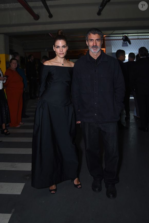 Luciana Curtis e marido apostaram no 'all black' para a festa de 50 anos da Vogue que reuniu celebridades com produções ousadas, brilhos intensos e muito futurismo