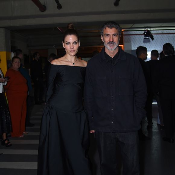 Luciana Curtis e marido apostaram no 'all black' para a festa de 50 anos da Vogue que reuniu celebridades com produções ousadas, brilhos intensos e muito futurismo