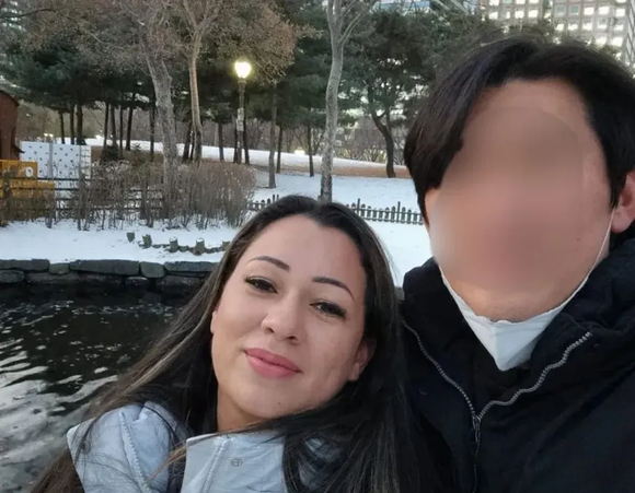 A brasileira Jackeliny Bastos, de 34 anos, denunciou nas redes sociais ter sido agredida e expulsa de casa pelo marido coreano.