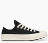 O novo Chuck 70 Retro Floral Cano Baixo Preto da Converse virou febre entre mulheres apaixonadas por looks elegantes com toque retrô e floral sofisticado
