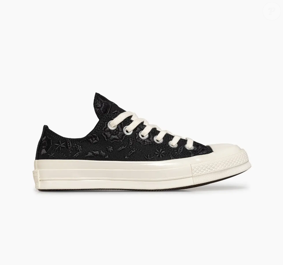 O novo Chuck 70 Retro Floral Cano Baixo Preto da Converse virou febre entre mulheres apaixonadas por looks elegantes com toque retrô e floral sofisticado