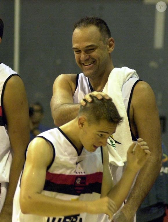 Em 2002, Oscar Schmidt realizou um sonho ao jogar pela primeira vez ao lado do filho Filipe, então com apenas 16 anos, em uma partida do Flamengo contra Mogi